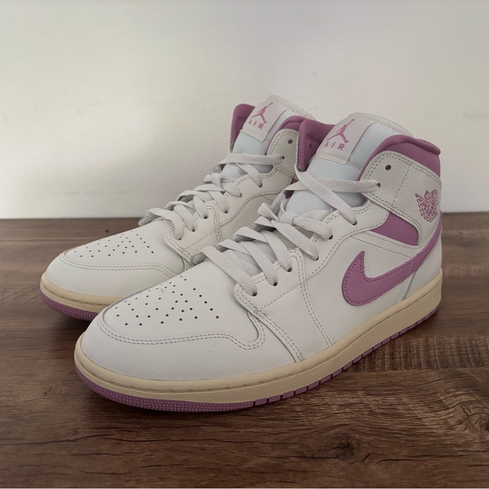 Wmns Air Jordan 1 Mid 'Strawberries & Cream' size 12